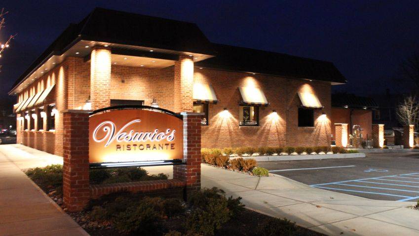 Vesuvios Ristorante | restaurant | 300 Dupont Ave, Newburgh, NY 12550, USA | 8455653199 OR +1 845-565-3199