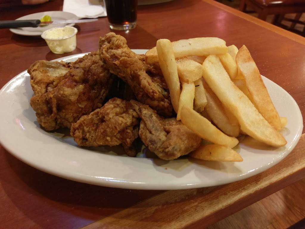 Ravanellis Restaurant | restaurant | 26 Collinsport Dr, Collinsville, IL 62234, USA | 6183439000 OR +1 618-343-9000