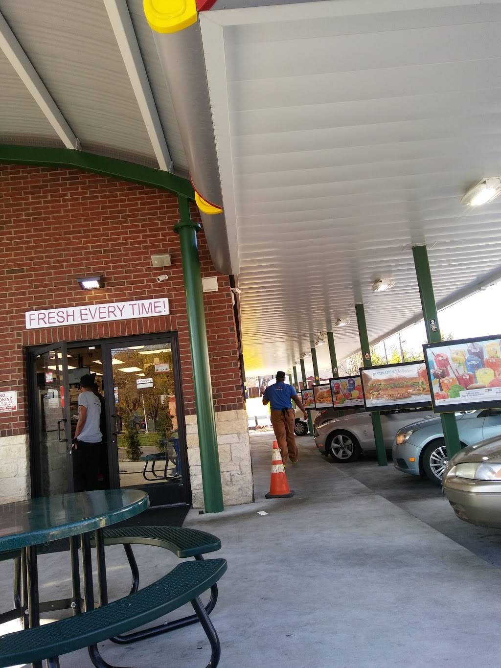 Sonic Drive-In | restaurant | 4801 Ross Ave, Dallas, TX 75204, USA | 4697782433 OR +1 469-778-2433