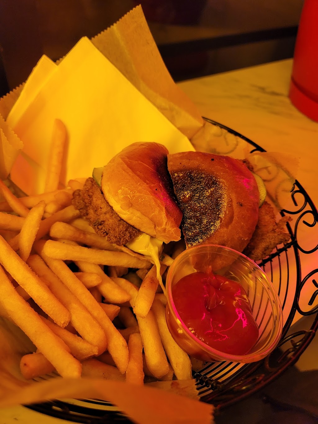 Lucky Louies | restaurant | 535 Hudson St, New York, NY 10014, USA | 6465602255 OR +1 646-560-2255