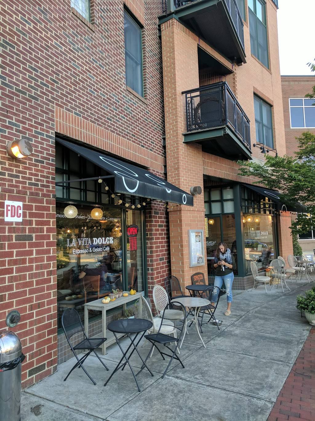 La Vita Dolce cafe | meal takeaway | 610 Market St, Chapel Hill, NC 27516, USA | 9199681635 OR +1 919-968-1635