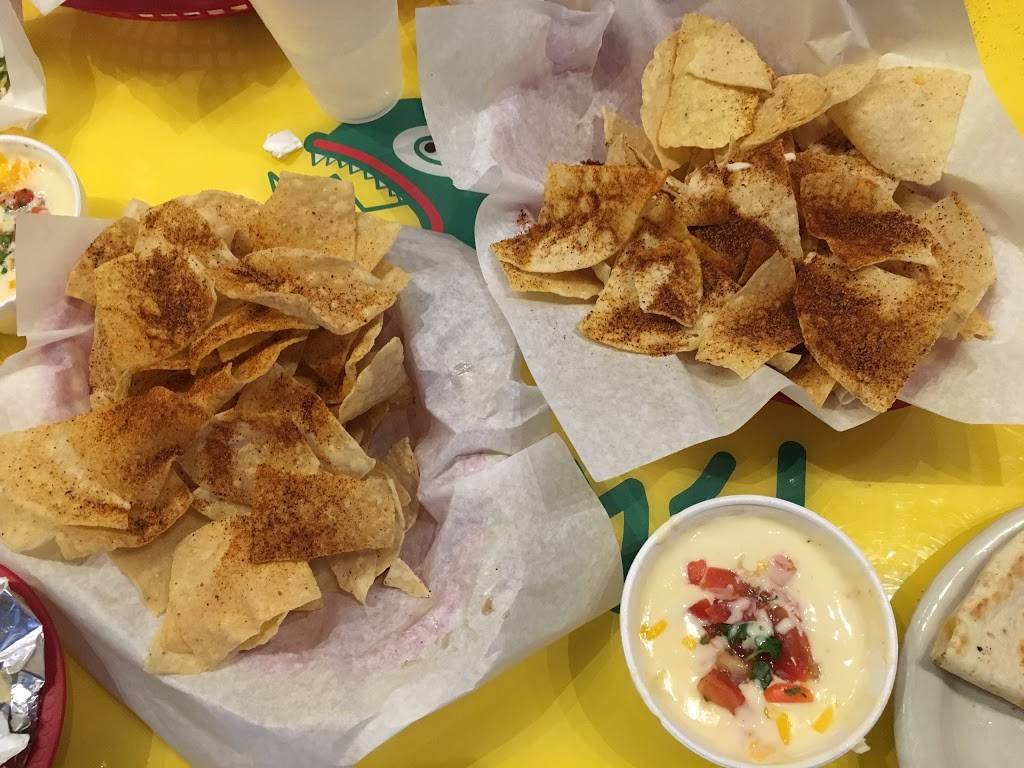 Fuzzys Taco Shop | restaurant | 2614 SW 17th St, Topeka, KS 66604, USA | 7857308090 OR +1 785-730-8090