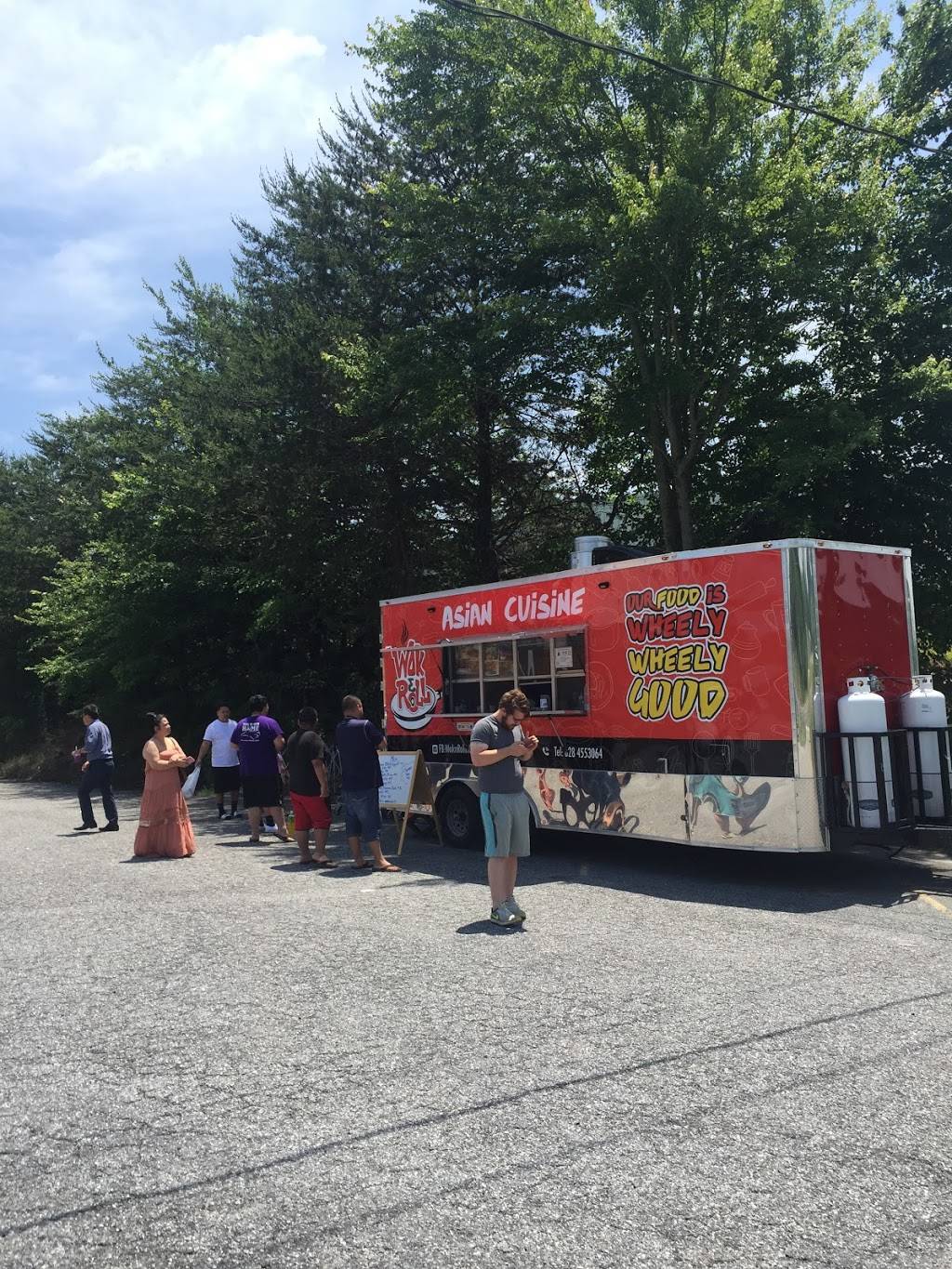 Wok & Roll | restaurant | 373116839762, Newton, NC 28658, USA | 8284553064 OR +1 828-455-3064