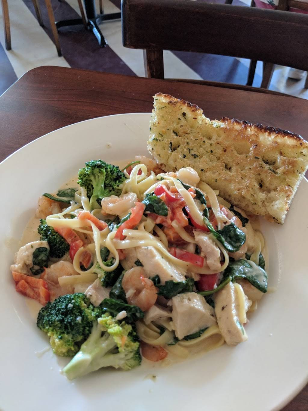 Robas Pizza Cafe | restaurant | 2320 Powell St, Emeryville, CA 94608, USA | 5105477773 OR +1 510-547-7773