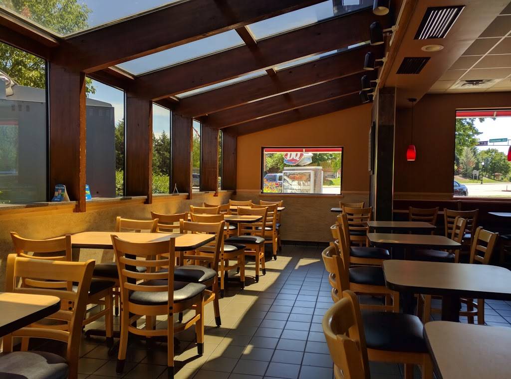 Dairy Queen Grill & Chill | restaurant | 421 S Main St, River Falls, WI 54022, USA | 7154259917 OR +1 715-425-9917