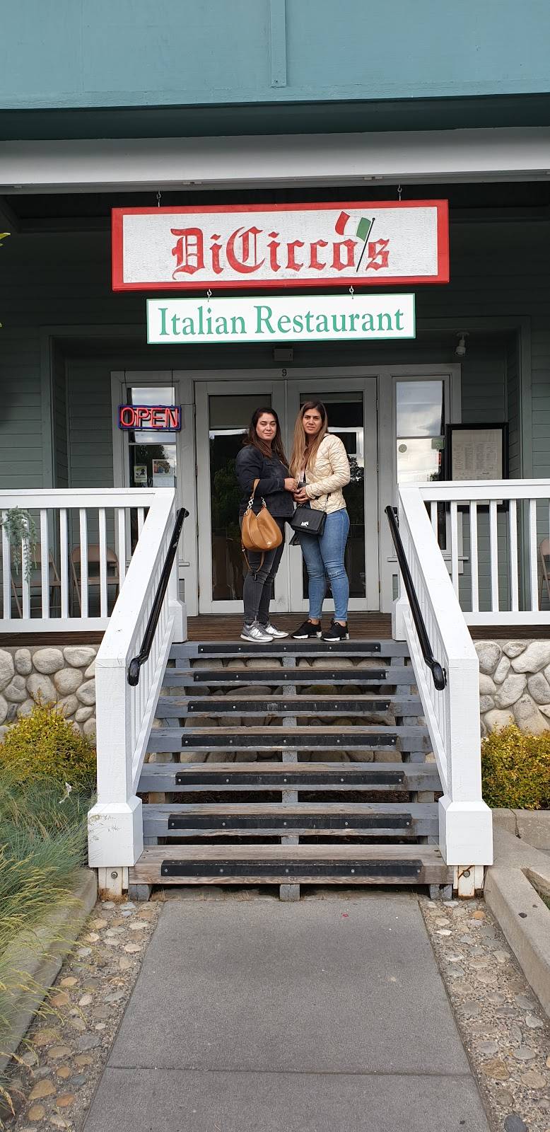 Di Ciccos | restaurant | 40282 CA-41, Oakhurst, CA 93644, USA | 5596415588 OR +1 559-641-5588