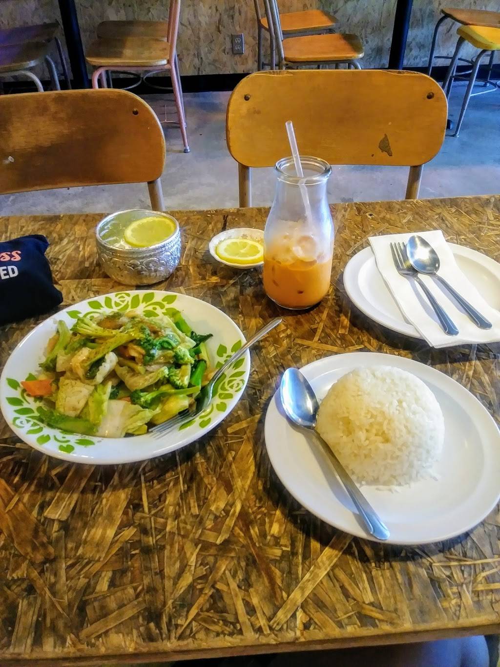 Isaan Classic | restaurant | 2701 Sunset Blvd, Los Angeles, CA 90026, USA | 2134832105 OR +1 213-483-2105