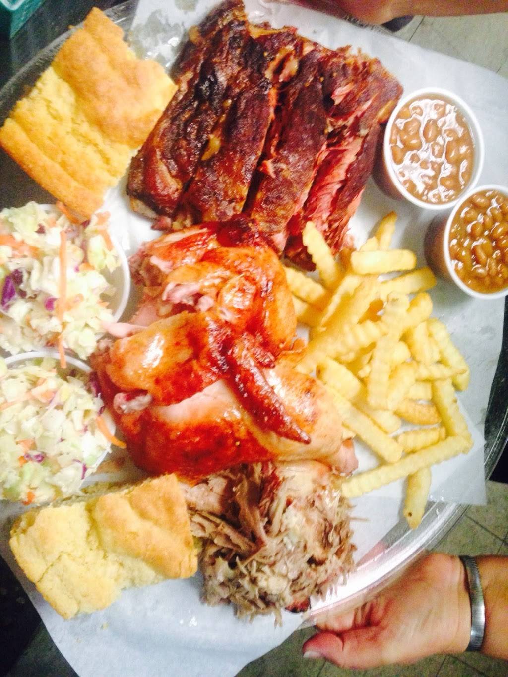 Hickory Pit | restaurant | 555 Main St, Savannah, TN 38372, USA | 7319252268 OR +1 731-925-2268