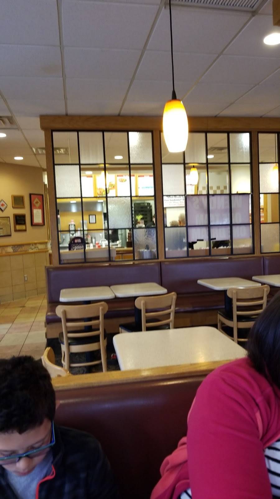 Wendys | restaurant | 976 N Henderson St, Galesburg, IL 61401, USA | 3093427011 OR +1 309-342-7011