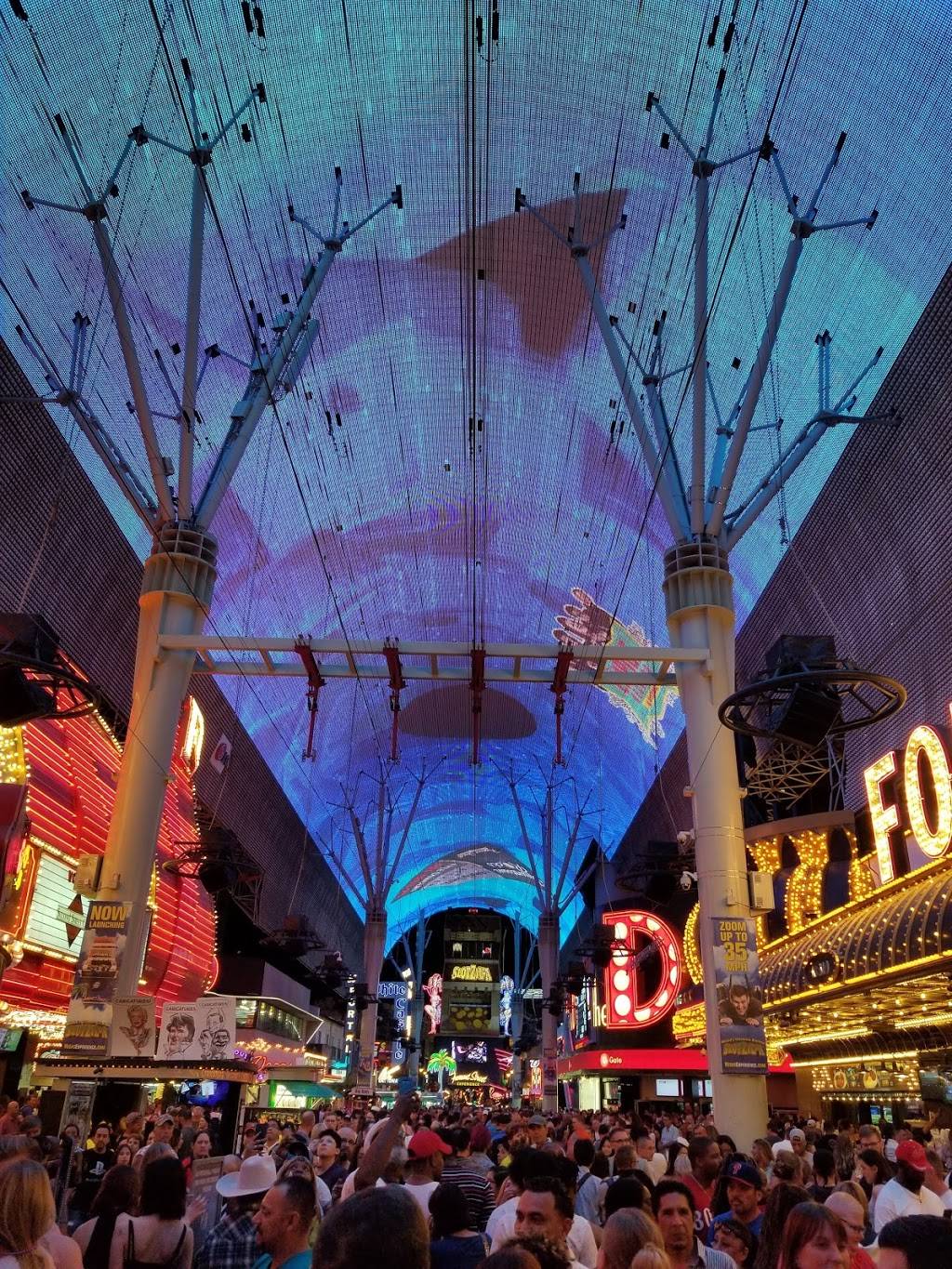 Henneseys Tavern | restaurant | 425 Fremont St #110, Las Vegas, NV 89101, USA | 7023824421 OR +1 702-382-4421