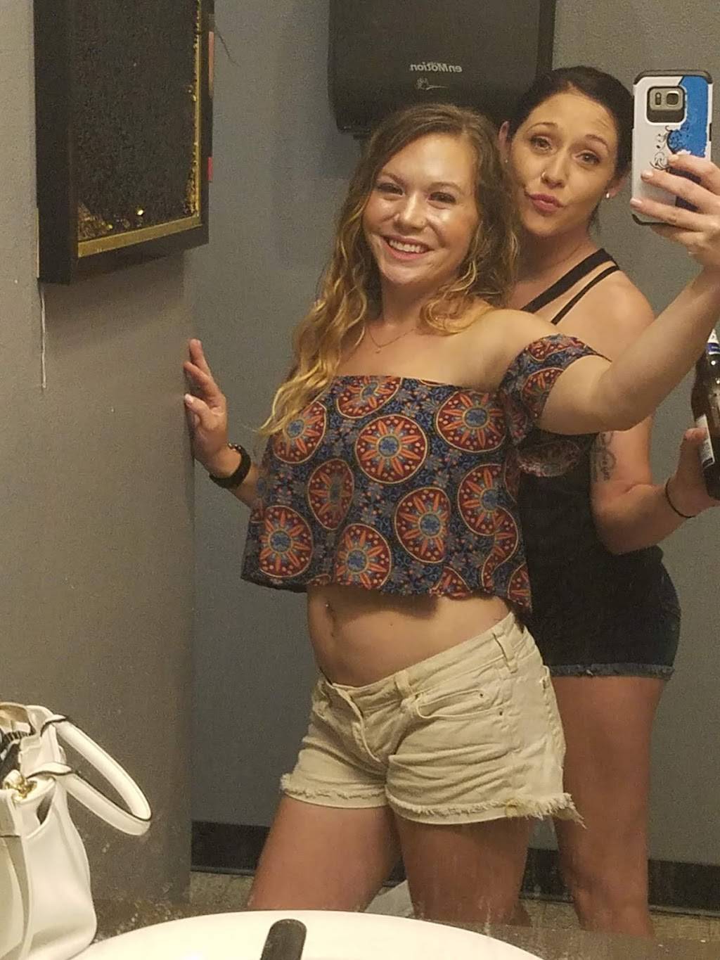 Locals Bar and Kitchen | restaurant | 7755 Magnolia Beach Rd Suite A, Denham Springs, LA 70726, USA | 2253805555 OR +1 225-380-5555