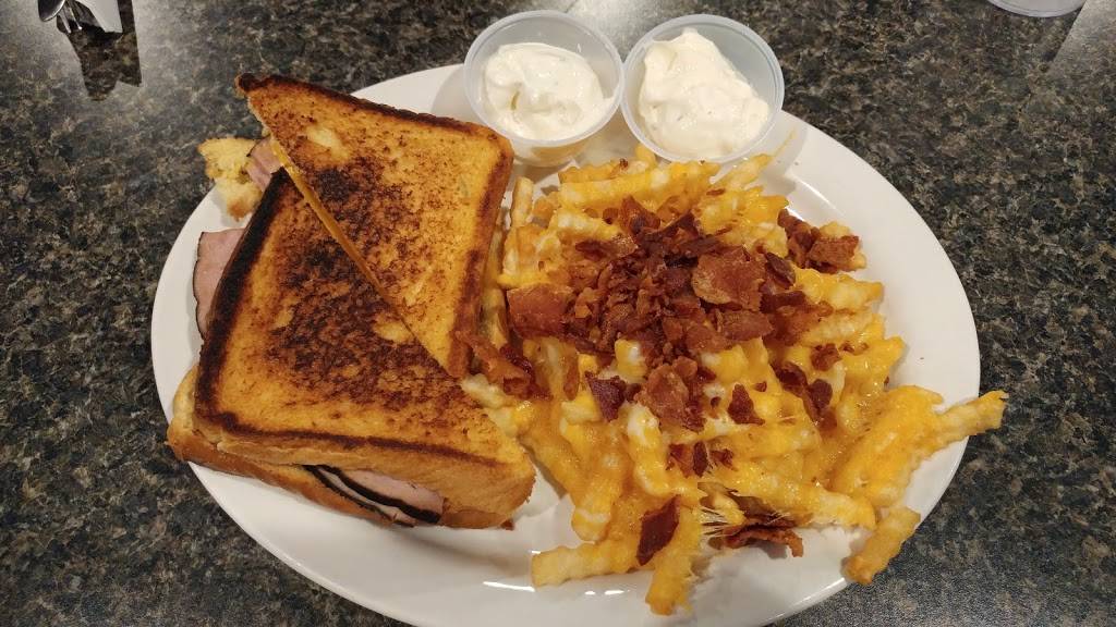 Gussys Bar and Grill | restaurant | 28648 IA-92, Ainsworth, IA 52201, USA | 3196572006 OR +1 319-657-2006