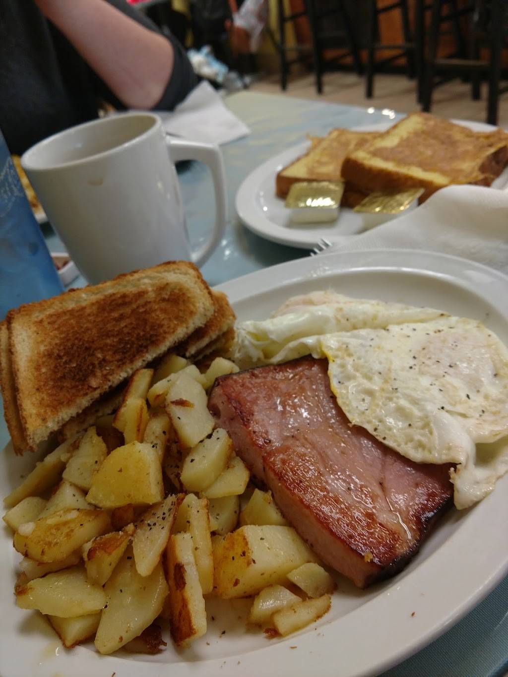 Dorines Family Inn | restaurant | 110 S Water St, Sparta, WI 54656, USA | 6082698258 OR +1 608-269-8258