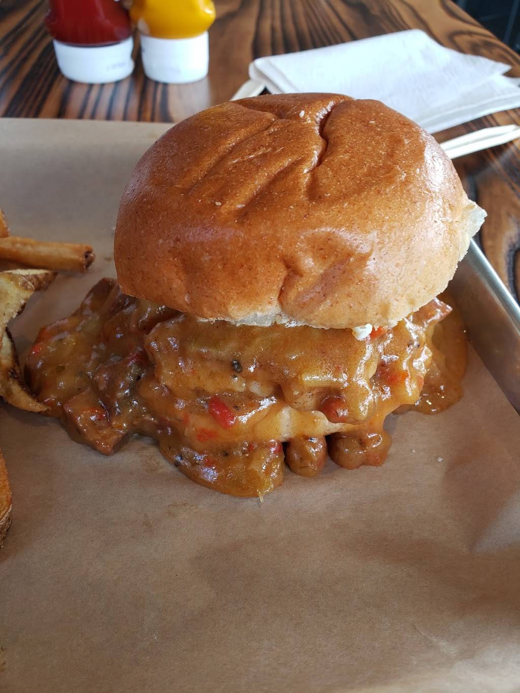 LR Burger | restaurant | 202 E Spring St, Monroe, GA 30655, USA | 4703576750 OR +1 470-357-6750