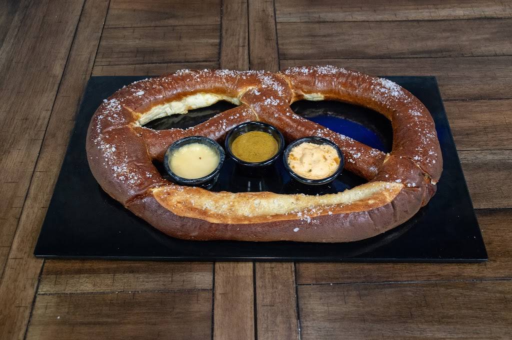 Rivers Eatery and Pub | restaurant | 4926 N River Rd, Schiller Park, IL 60176, USA | 8479162351 OR +1 847-916-2351