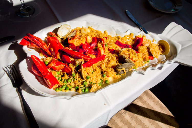 Dolphins Cove Restaurant & Marina | restaurant | 421 Seaview Ave, Bridgeport, CT 06607, USA | 2033353301 OR +1 203-335-3301