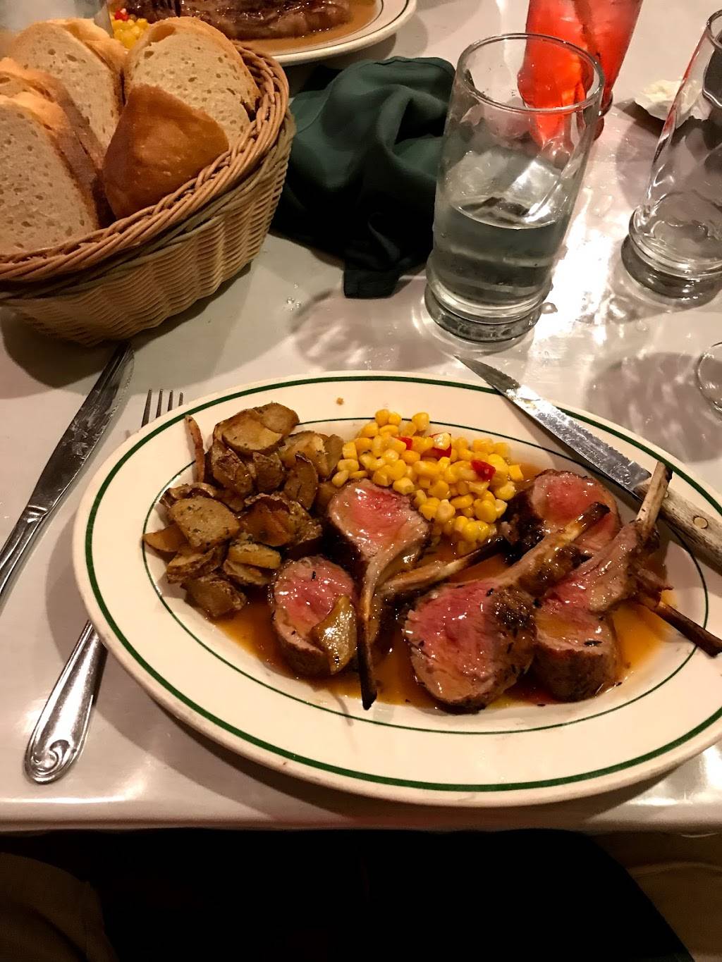 Benjis French Basque Restaurant | restaurant | 4001 Rosedale Hwy, Bakersfield, CA 93308, USA | 6613280400 OR +1 661-328-0400