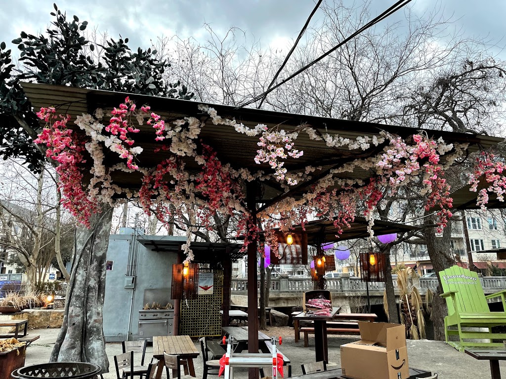 Elsewhere Garden Bar & Kitchen | restaurant | 103 E Jones Ave, San Antonio, TX 78215, USA | 2104469303 OR +1 210-446-9303