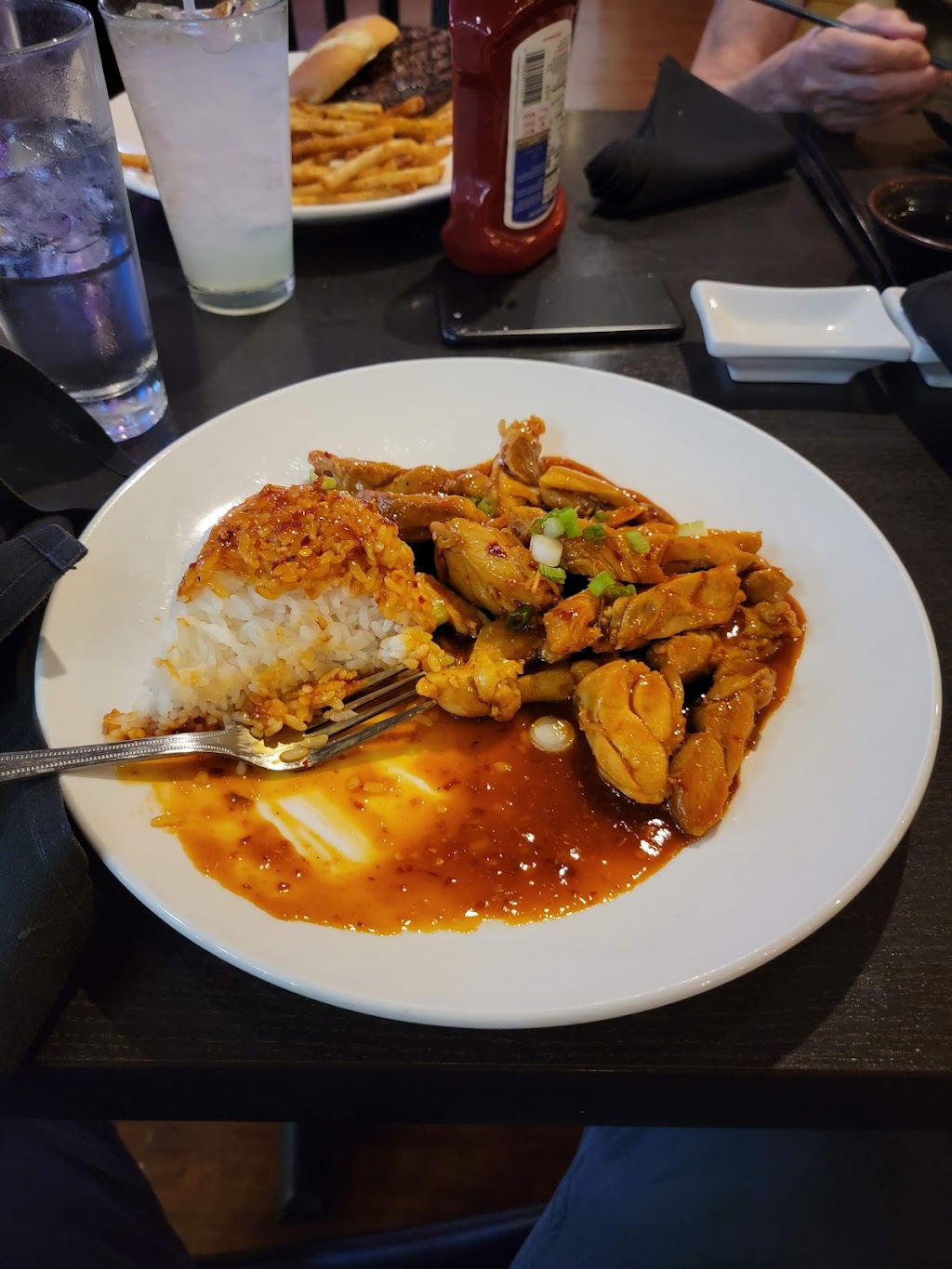 G Street Bar & Grill | restaurant | 125 SE G St, Grants Pass, OR 97526, USA | 5419565427 OR +1 541-956-5427