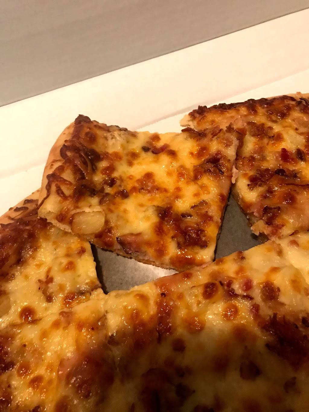 Johnnys Pizza And Slices | restaurant | 2832 Brady St, Davenport, IA 52803, USA | 5633241269 OR +1 563-324-1269