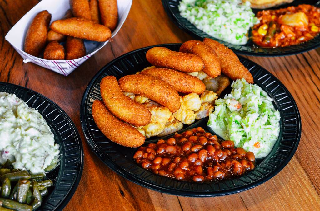 Moores Olde Tyme Barbeque Chicken & Seafood | restaurant | 2043 Central Park Dr, Winterville, NC 28590, USA | 2523534227 OR +1 252-353-4227