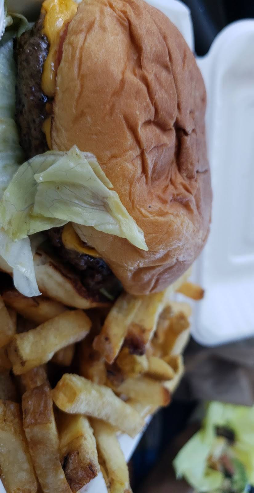 Shaka Shack Burgers | restaurant | 1701 Ocean Park Blvd, Santa Monica, CA 90405, USA | 3104505551 OR +1 310-450-5551