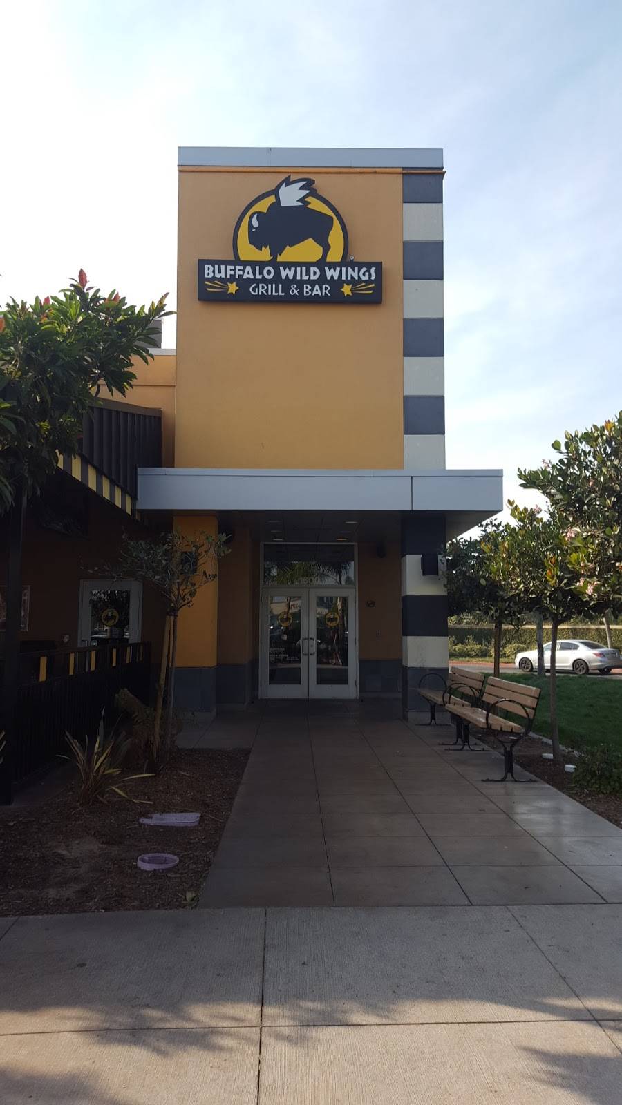Buffalo Wild Wings | restaurant | 1600 E Gonzales Rd, Oxnard, CA 93036, USA | 8059889464 OR +1 805-988-9464