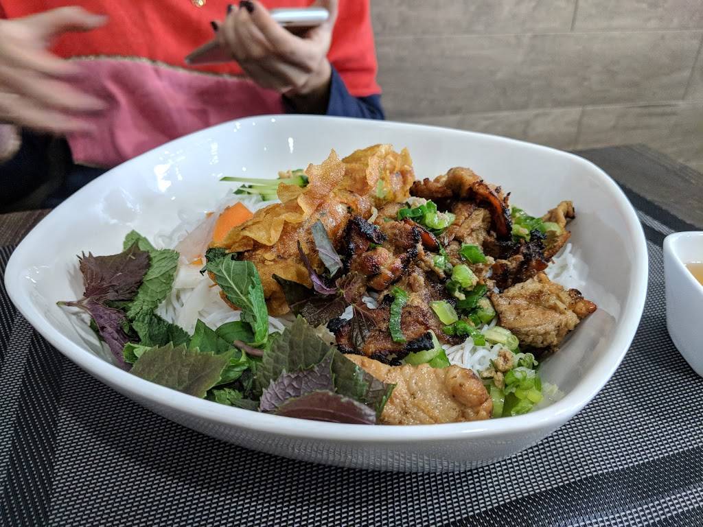 Pho Vuho | restaurant | 360 Dundas St E, Oakville, ON L6H 6Z9, Canada | 9052571333 OR +1 905-257-1333