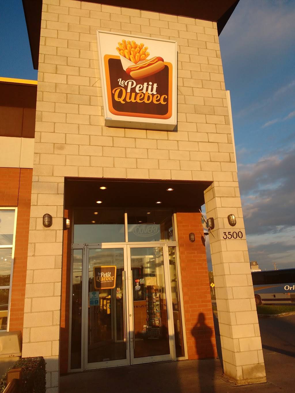 Le Petit Québec | restaurant | 3500 Boulevard Laframboise, Saint-Hyacinthe, QC J2R 2H6, Canada | 4507961630 OR +1 450-796-1630