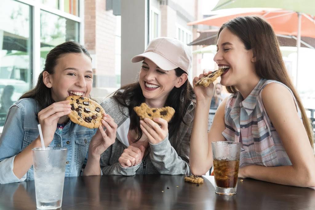 Zoës Kitchen | restaurant | 5035 Wellington Rd, Gainesville, VA 20155, USA | 7034680622 OR +1 703-468-0622