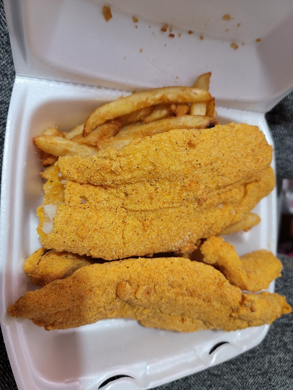 Dolphin Chicken, Fish and Grill | restaurant | 409 N Grand Ave E, Springfield, IL 62702, USA | 2176701752 OR +1 217-670-1752