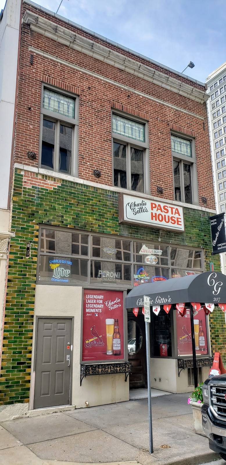 Charlie Gittos Downtown | restaurant | 207 N 6th St, St. Louis, MO 63101, USA | 3144362828 OR +1 314-436-2828