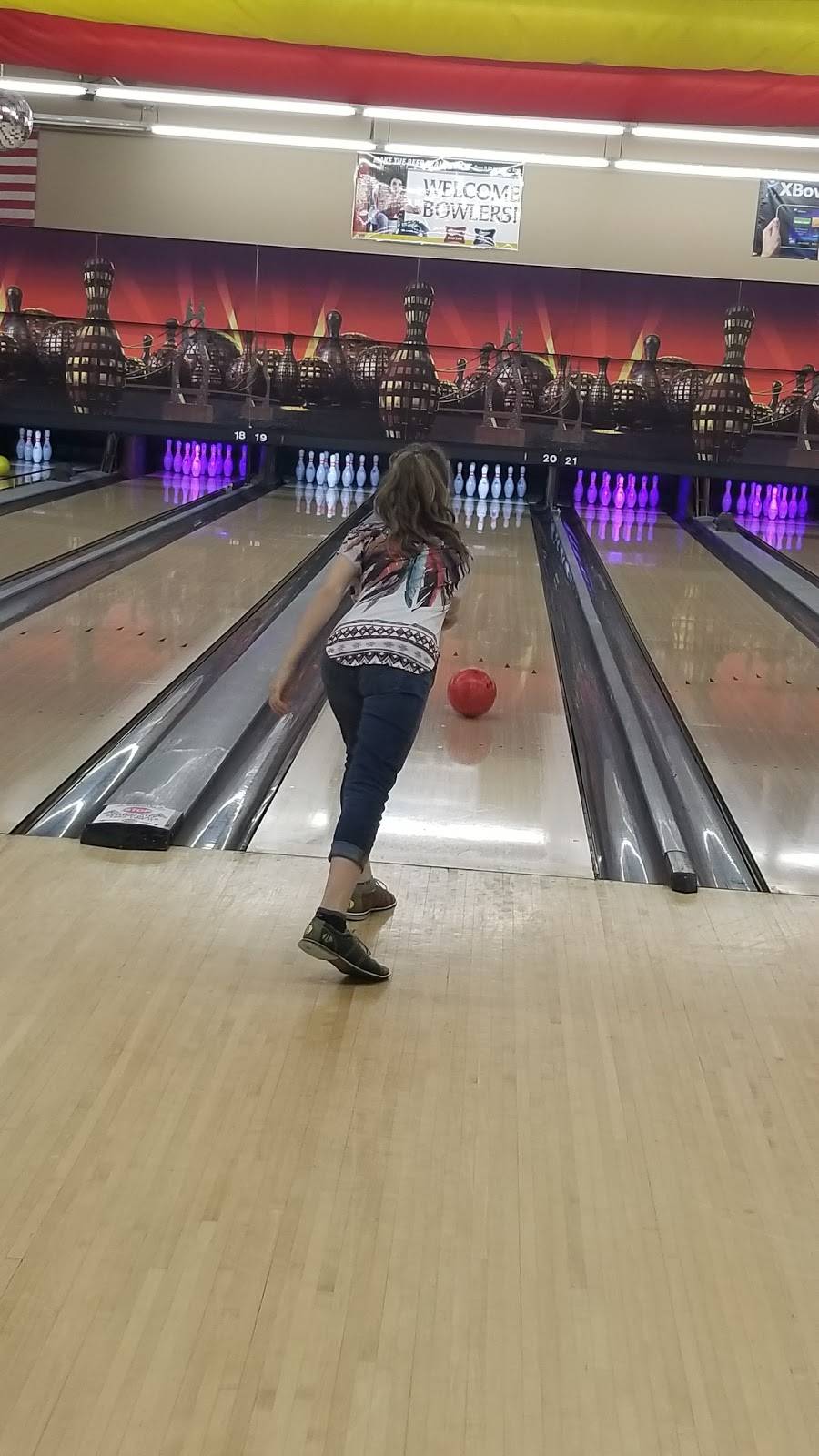 Signature Lanes/Sigs Family Restaurant/Club 300 | night club | 1180 Fremont Ct, Elkhart, IN 46516, USA | 5742961111 OR +1 574-296-1111