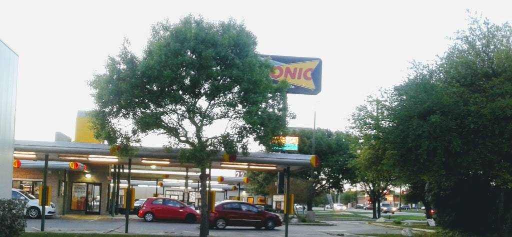 Sonic Drive-In | restaurant | 9424 West, FM471, San Antonio, TX 78250, USA | 2105238501 OR +1 210-523-8501
