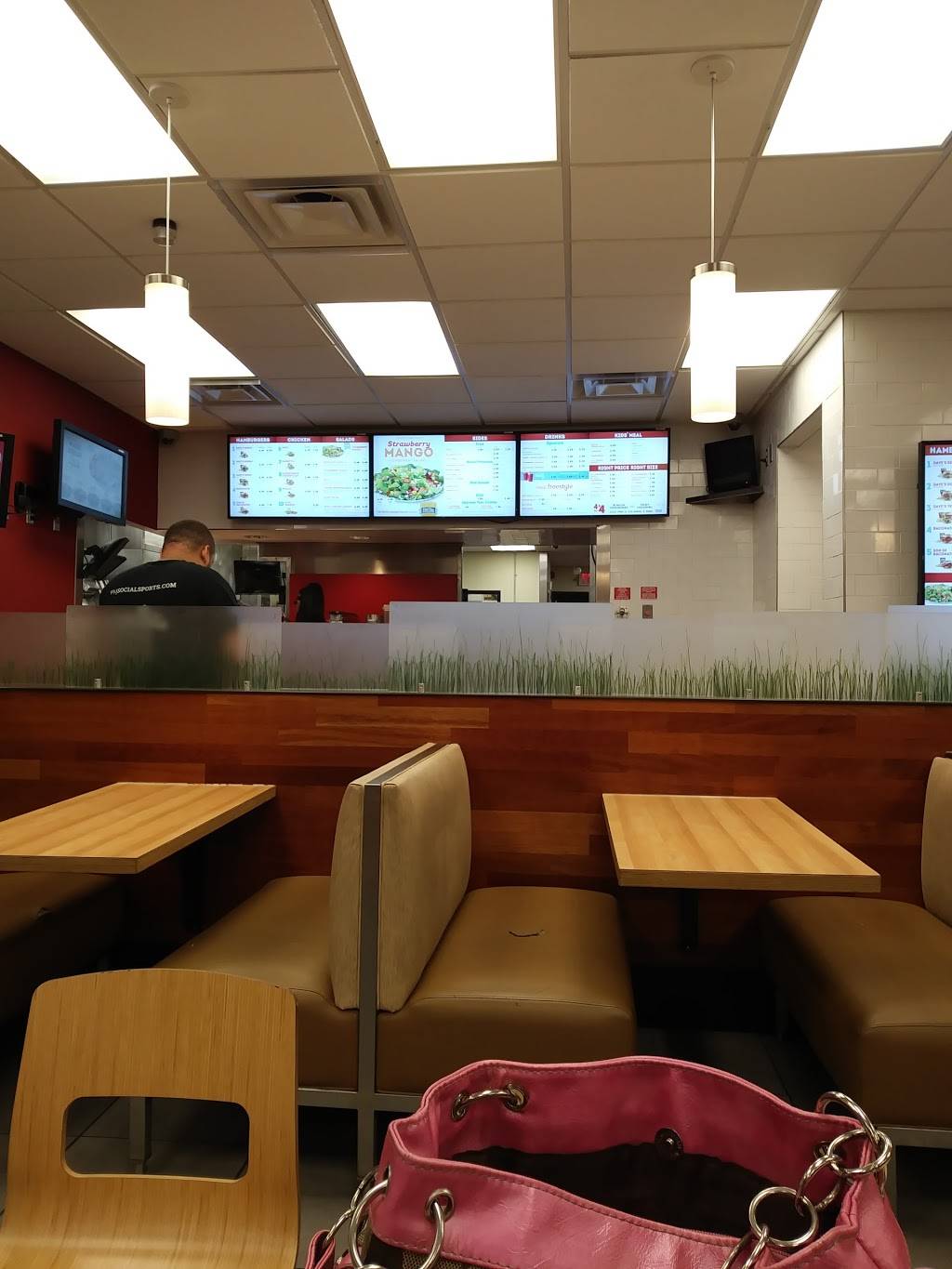 Wendys | restaurant | 702 Southbridge St, Worcester, MA 01610, USA | 5087551476 OR +1 508-755-1476