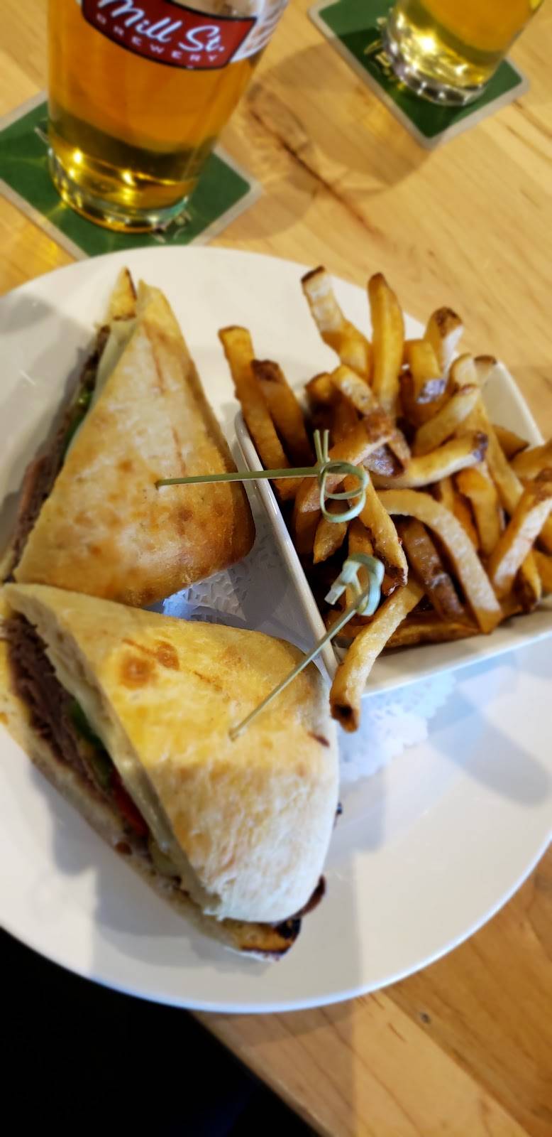 Freds Bar & Grill | restaurant | 636 Bloor St, Mississauga, ON L5A 1Z8, Canada | 9052790097 OR +1 905-279-0097