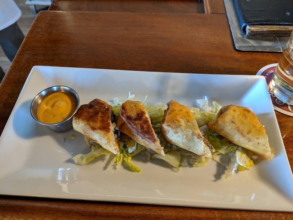 The Salt Marsh Pub & Raw Bar | restaurant | 706 Succotash Rd, South Kingstown, RI 02879, USA | 4017894556 OR +1 401-789-4556