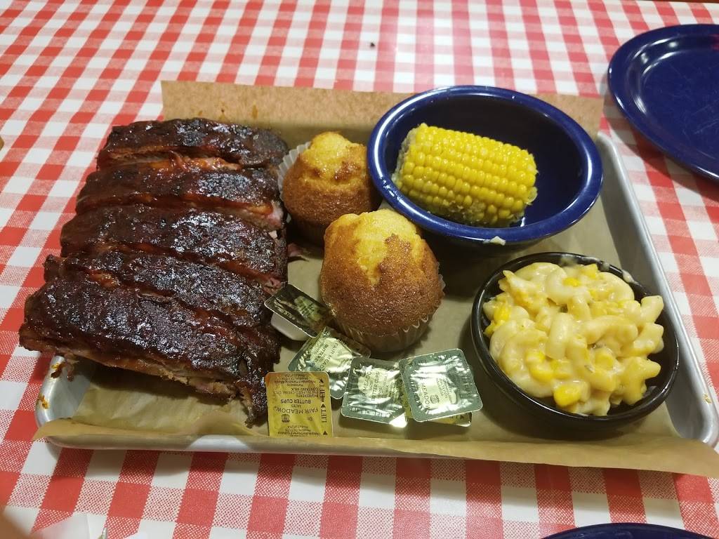 Famous Daves Bar-B-Que | restaurant | 3055 WI-16, La Crosse, WI 54601, USA | 6087794100 OR +1 608-779-4100