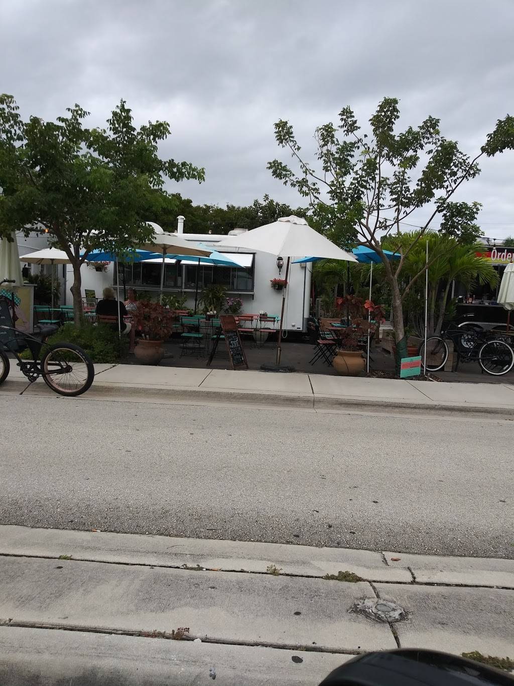 The Plaza Bistro | restaurant | 619 Breakers Ave, Fort Lauderdale, FL 33304, USA | 9549009806 OR +1 954-900-9806