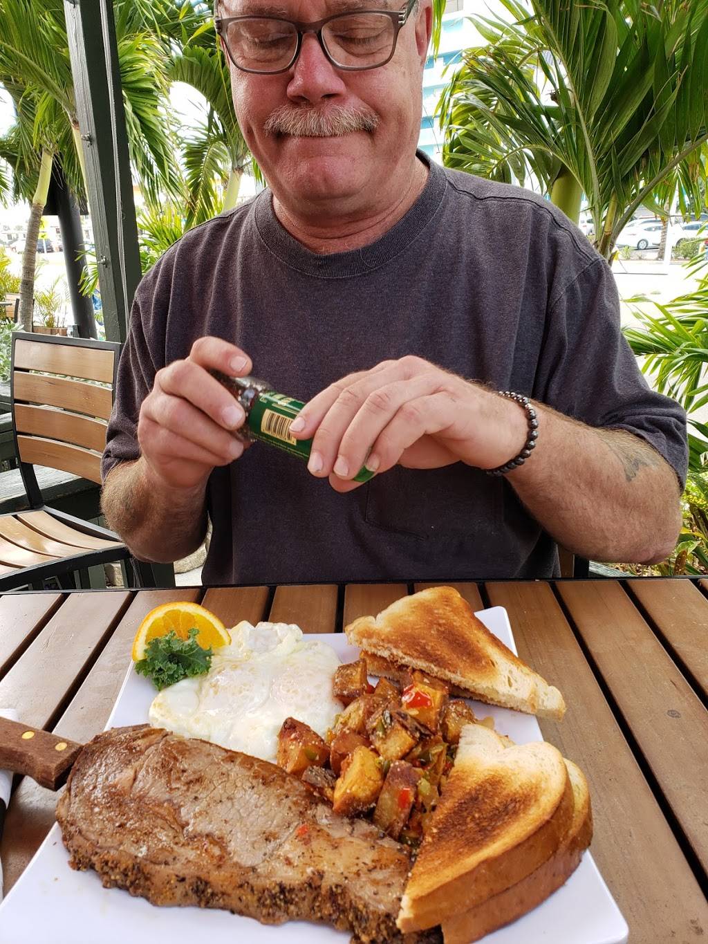 Ricky Ts Bar & Grille | restaurant | 10601 Gulf Blvd, Treasure Island, FL 33706, USA | 7273637425 OR +1 727-363-7425