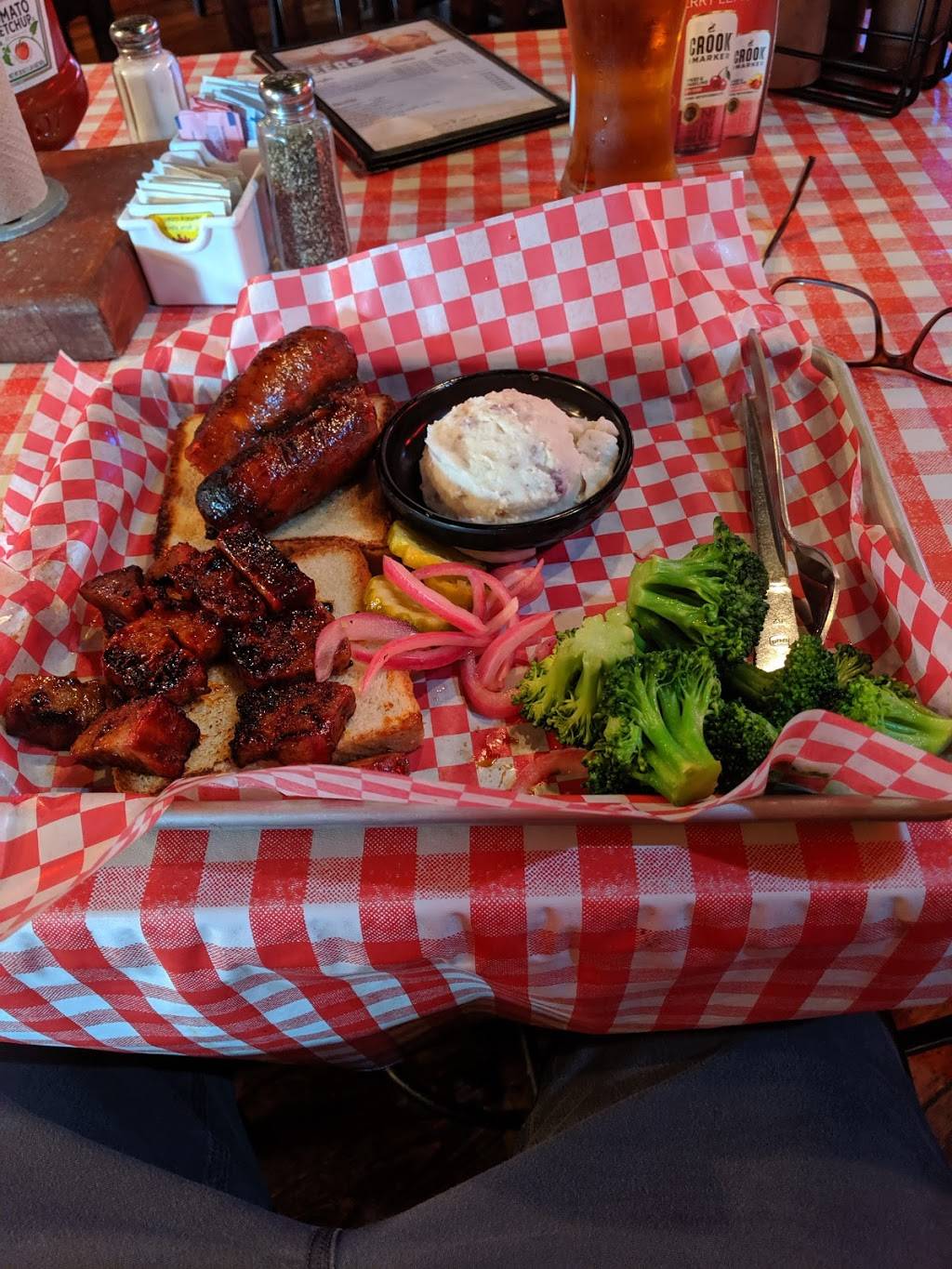 Famous Daves Bar-B-Que | restaurant | 6222 University Ave, Cedar Falls, IA 50613, USA | 3192660200 OR +1 319-266-0200