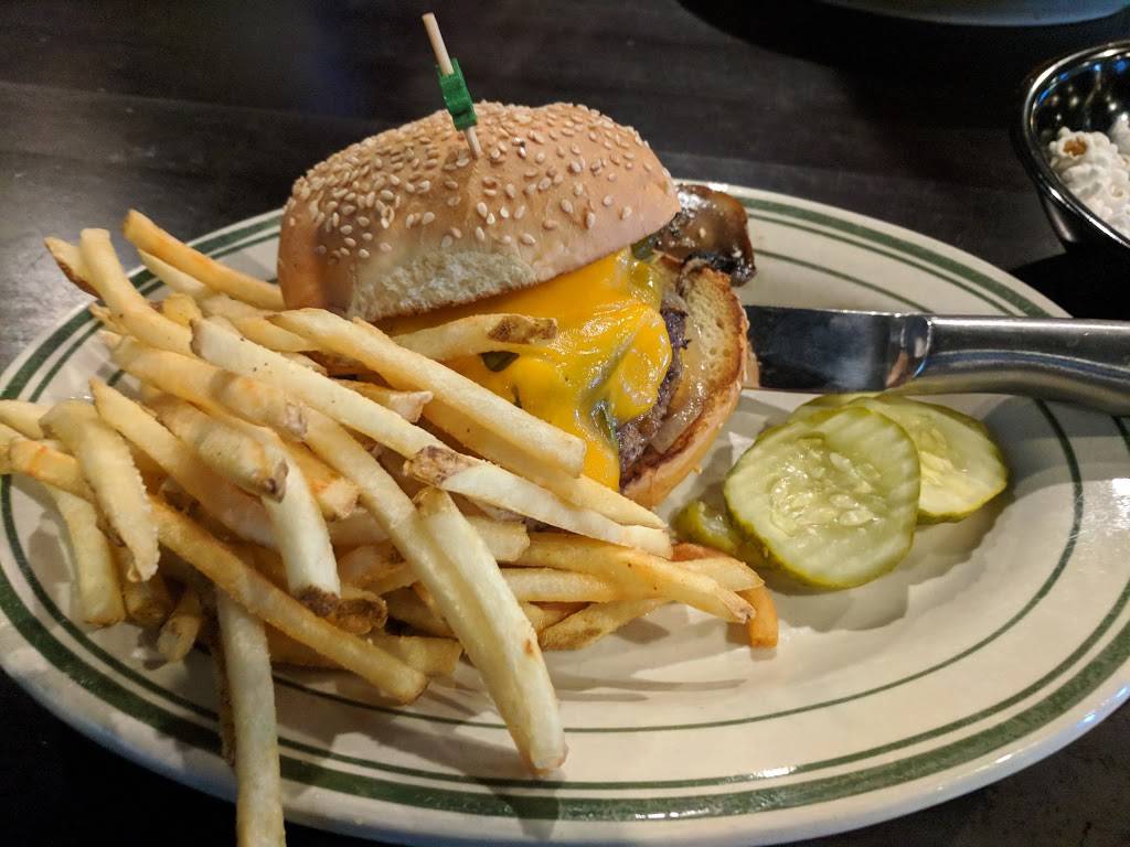 Luckys 13 Pub | restaurant | 2033 Burnsville Center, Burnsville, MN 55306, USA | 9524353311 OR +1 952-435-3311