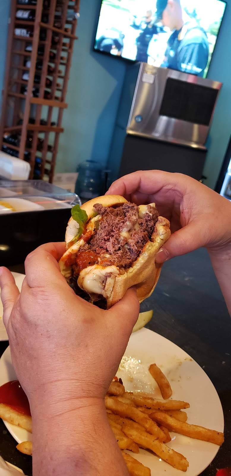 Reef Bar and Grill | restaurant | 2913 Shore Dr, Virginia Beach, VA 23451, USA | 7574817425 OR +1 757-481-7425