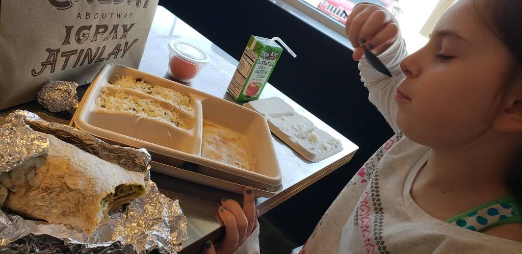 Chipotle Mexican Grill | restaurant | 371 Putnam Pike, Smithfield, RI 02917, USA | 4012336701 OR +1 401-233-6701