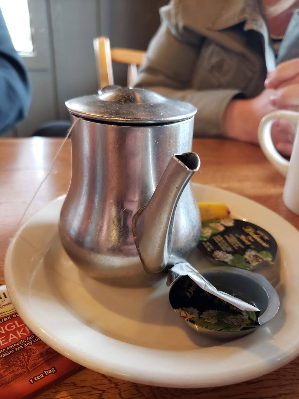 Cracker Barrel Old Country Store | restaurant | 635 S Cumberland St, Lebanon, TN 37087, USA | 6154444995 OR +1 615-444-4995