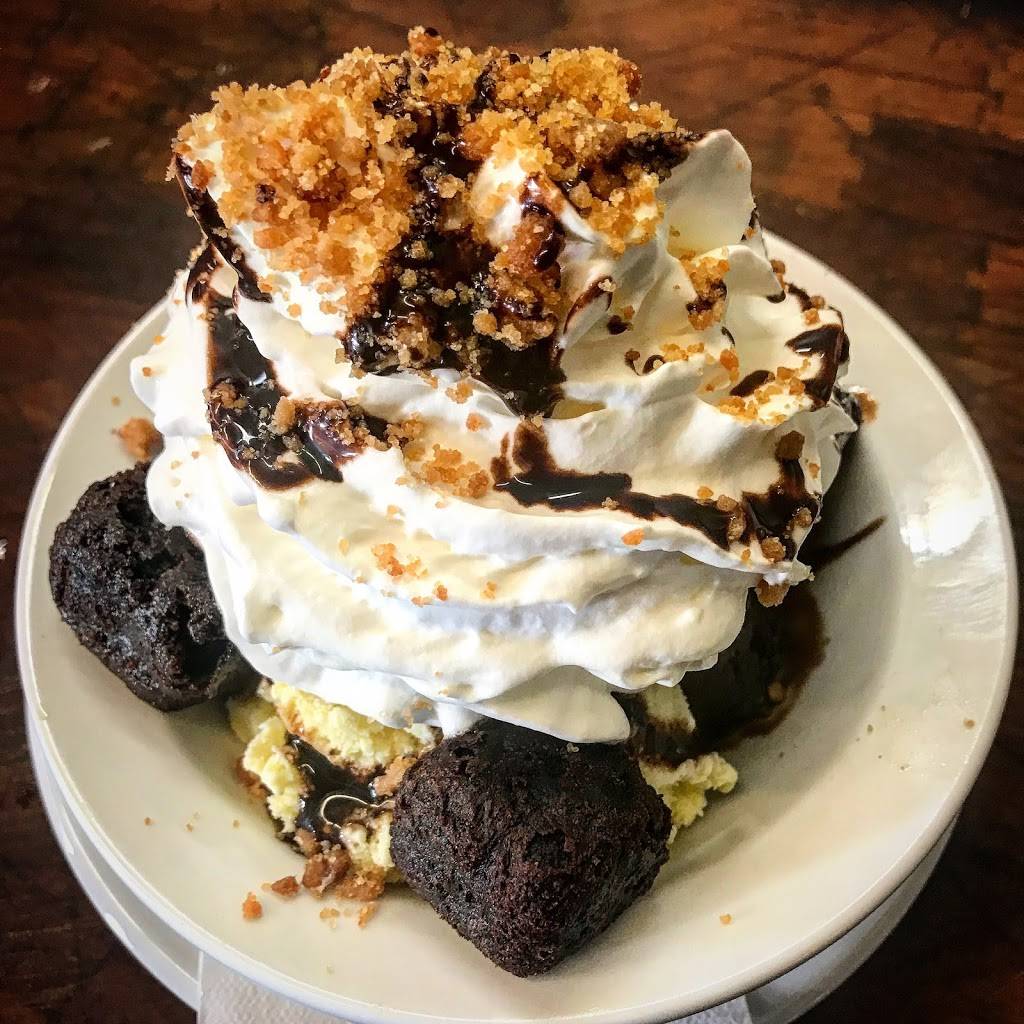 Breezy Corners Hamilton | restaurant | 1145 Main St E, Hamilton, ON L8M 1P3, Canada | 9055453924 OR +1 905-545-3924