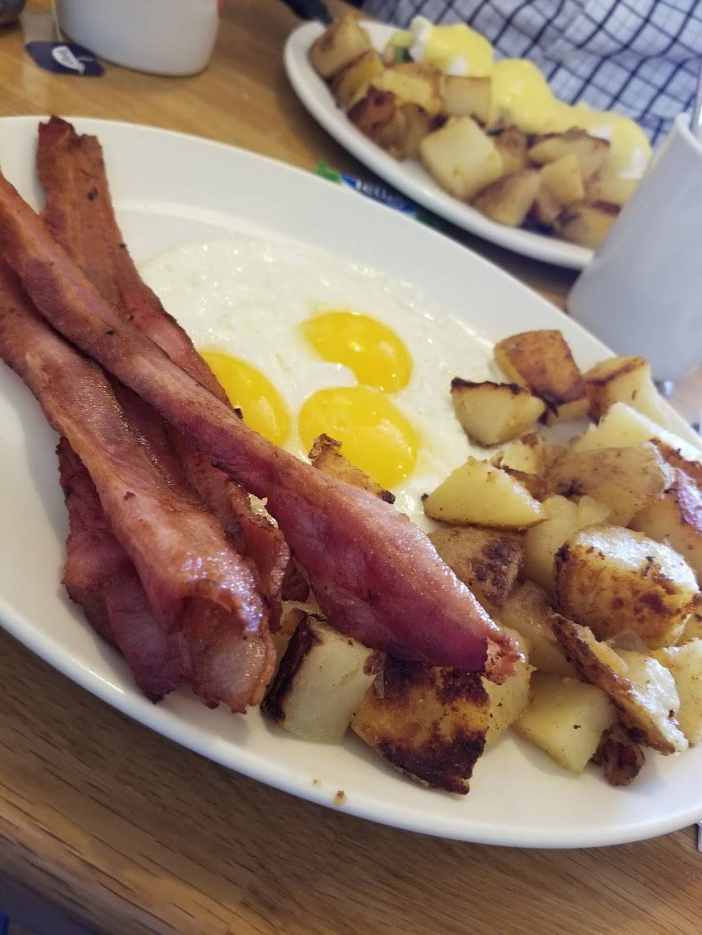 Sunset Grill | restaurant | 676 Wellington St E, Aurora, ON L4G 7N2, Canada | 9057269019 OR +1 905-726-9019