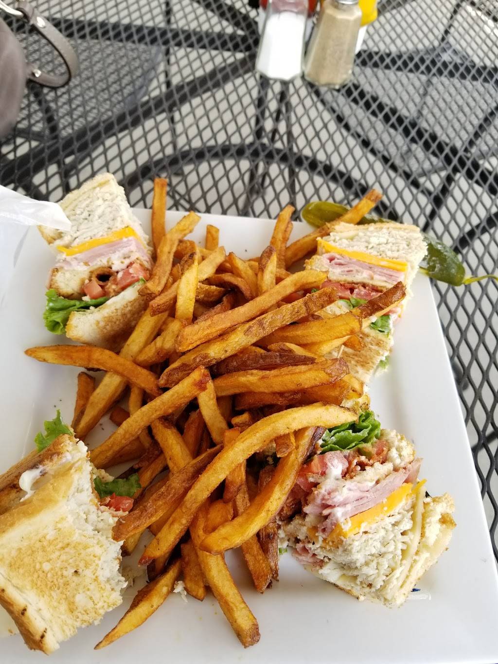 Henrys Restaurant & Bar | restaurant | 2108 State St, Cayce, SC 29033, USA | 8036618494 OR +1 803-661-8494