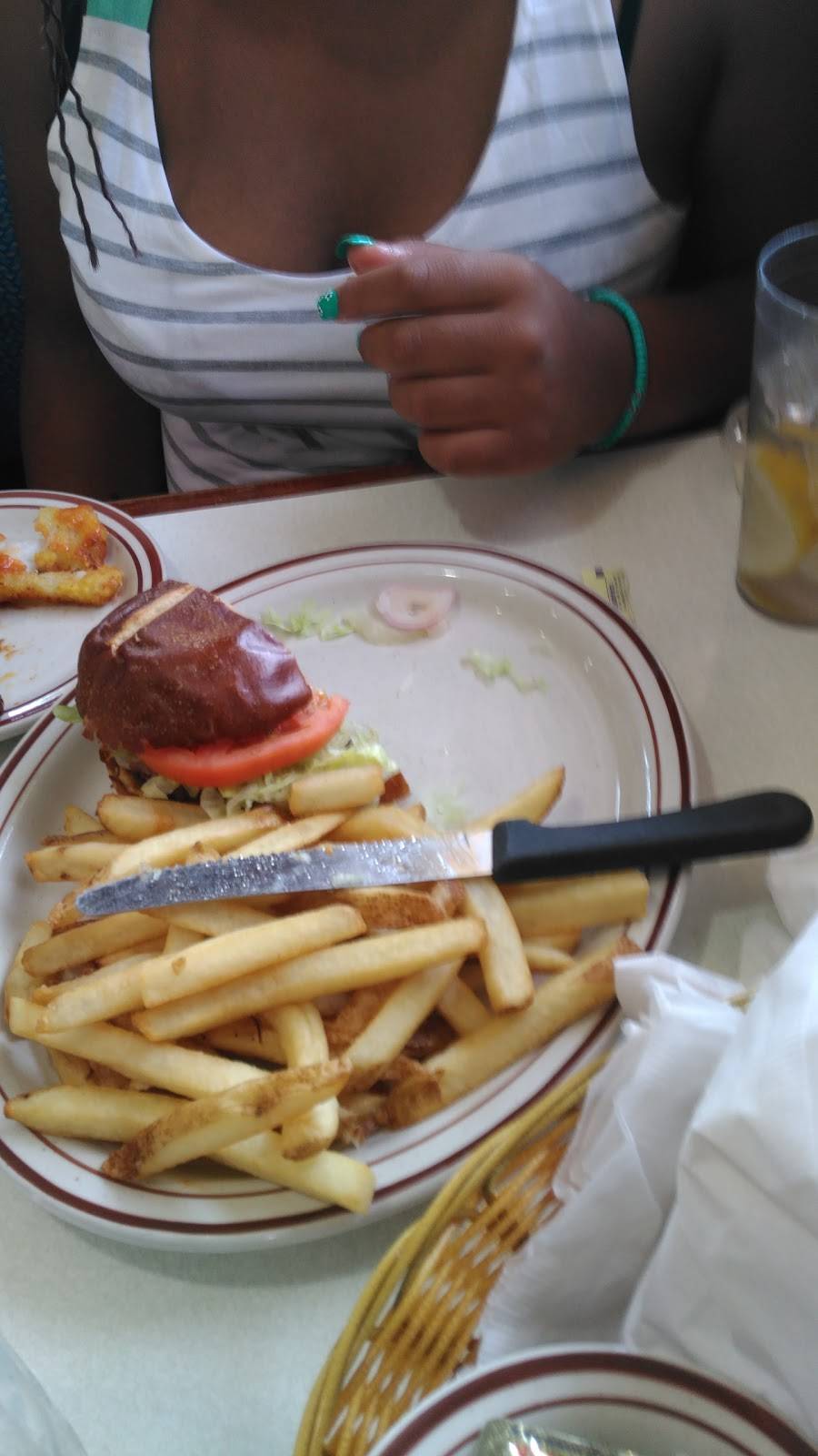 Mykonos Family Restaurant | restaurant | 8501 W Capitol Dr, Milwaukee, WI 53222, USA | 4144381939 OR +1 414-438-1939