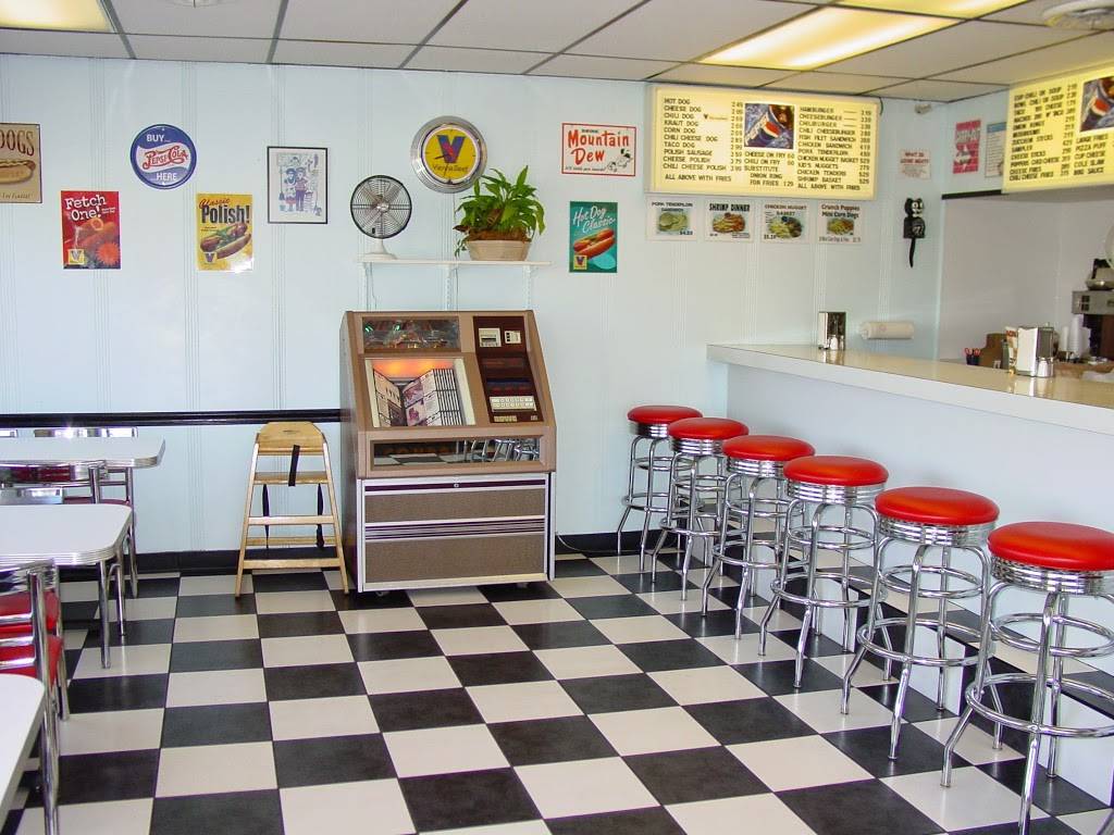 Madveks Dog House | restaurant | 6923 Calumet Ave, Hammond, IN 46324, USA | 2199321060 OR +1 219-932-1060